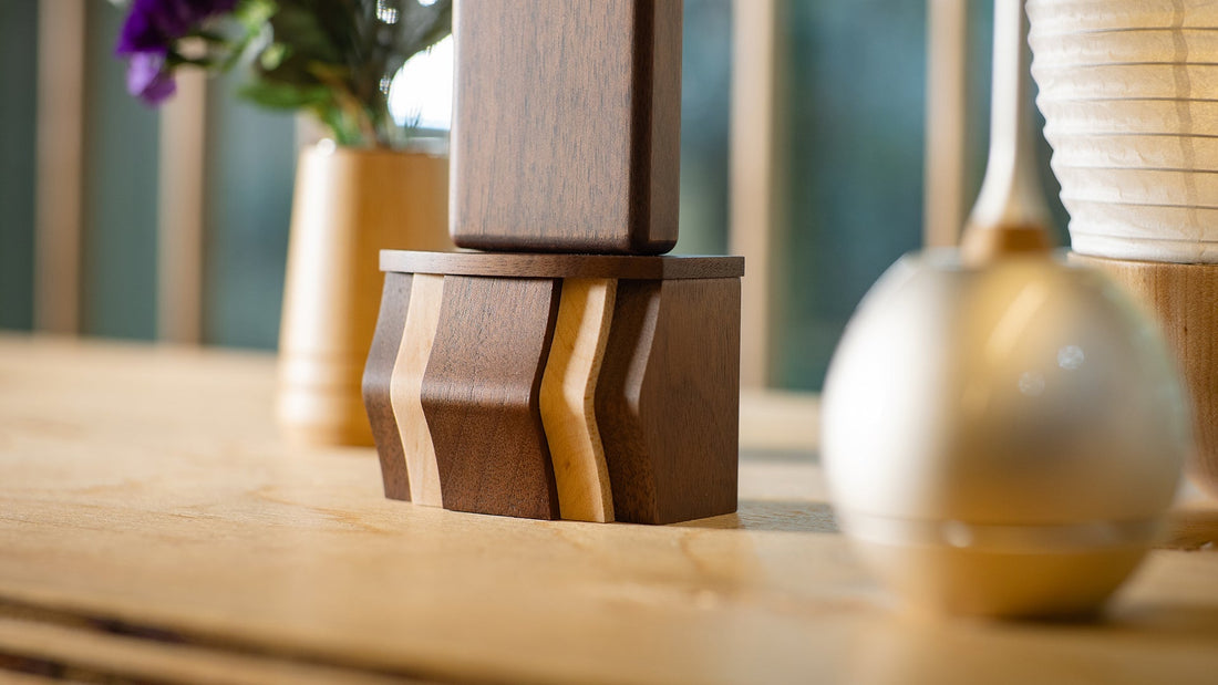 現代の住まいに似合う、スタイリッシュな木目のお位牌「サーフ」